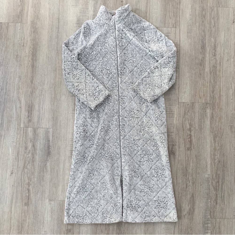 Vintage by Jasmine Rose - Soft Grey Snowflake Robe M